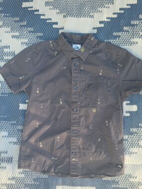 Quiksilver Brown Short-Sleeve Button-Down with Small Embroidered Motifs